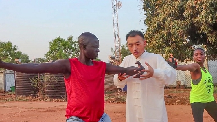 細(xì)心指導(dǎo)動(dòng)作。馬騫攝