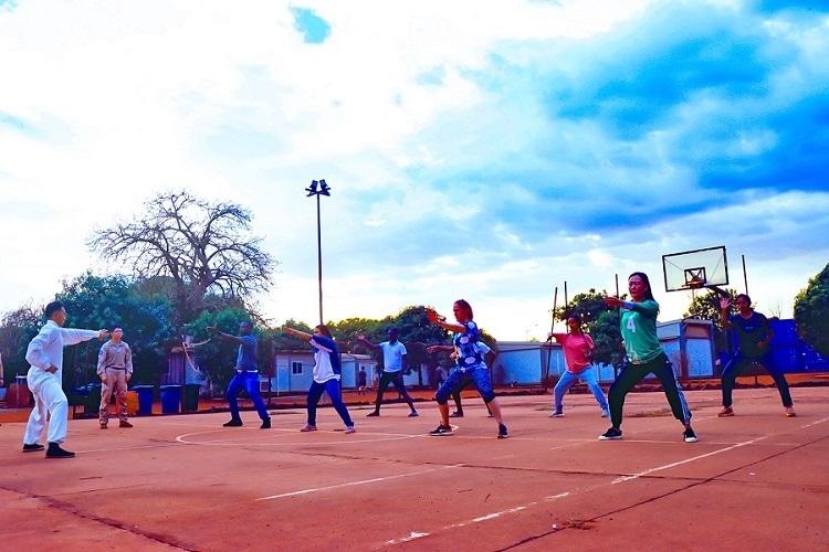 示范標(biāo)準(zhǔn)動(dòng)作。鄧原淘攝