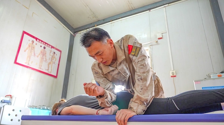 體驗(yàn)中醫(yī)推拿。王軍杰攝