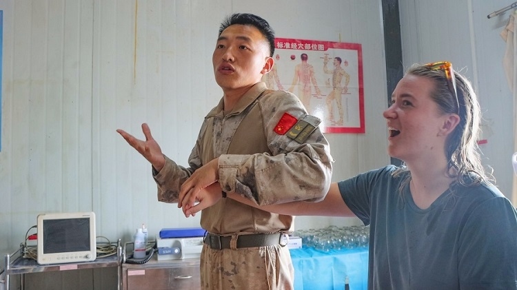 體驗(yàn)中醫(yī)針灸。羅詩穎攝