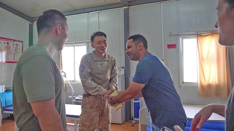 外國(guó)友人致謝。王軍杰攝