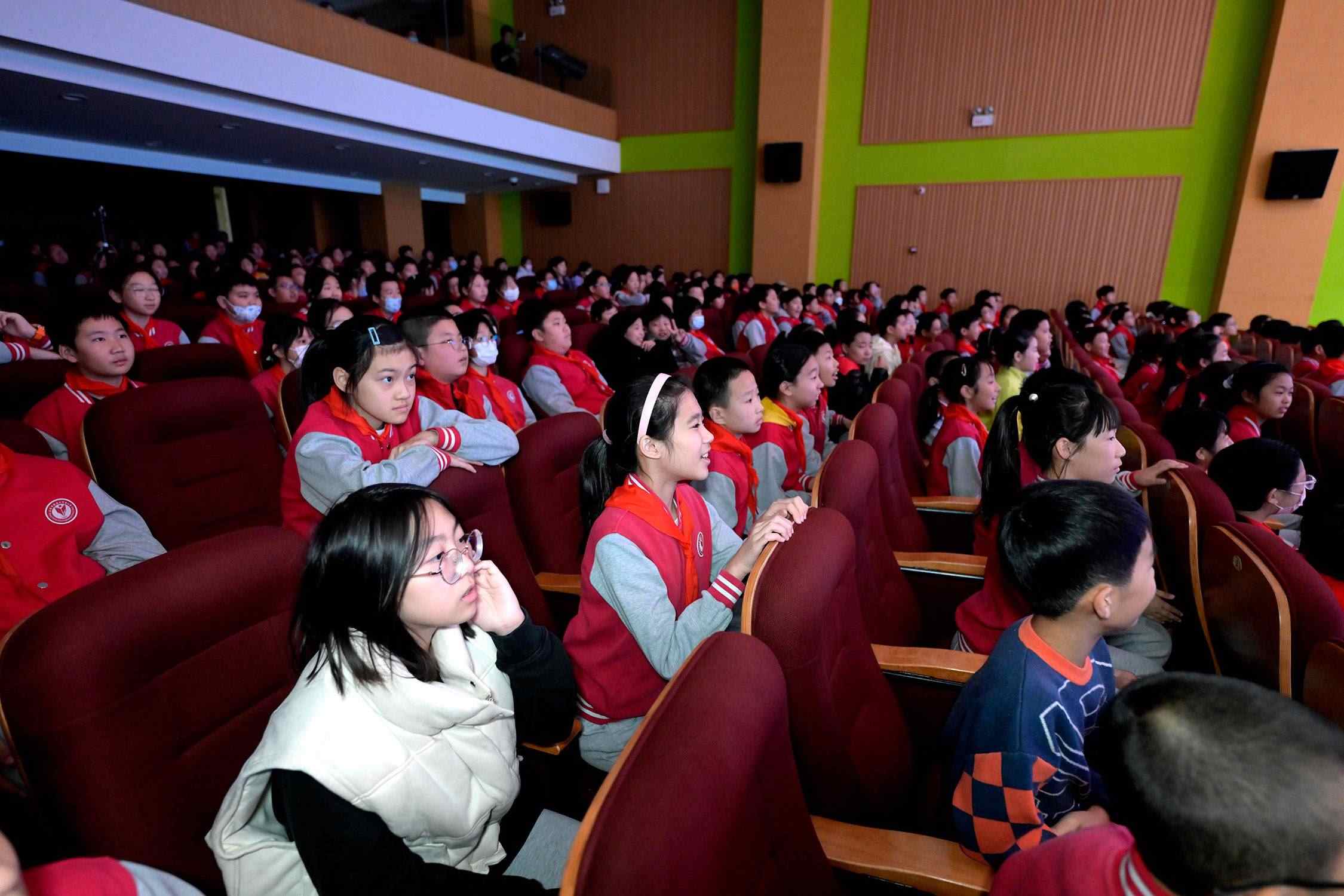 花校區(qū)學(xué)生現(xiàn)場歡呼照片。主辦方供圖