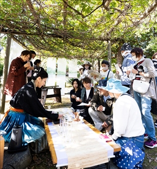 游客們?cè)谡憬w驗(yàn)區(qū)品茶。