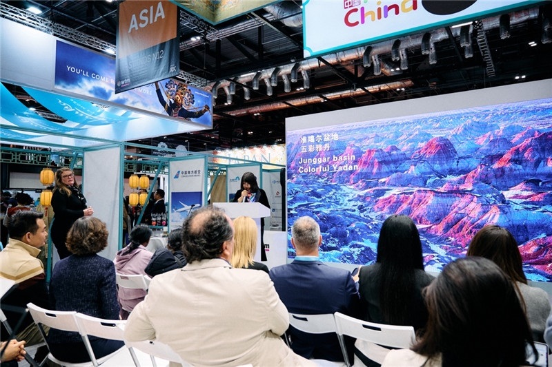  “中國(guó)館”新疆旅游推介會(huì)現(xiàn)場(chǎng)介紹。楊浩鵬攝