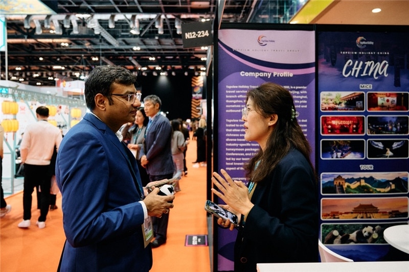 “中國(guó)館”展區(qū)現(xiàn)場(chǎng)洽談。 楊浩鵬攝