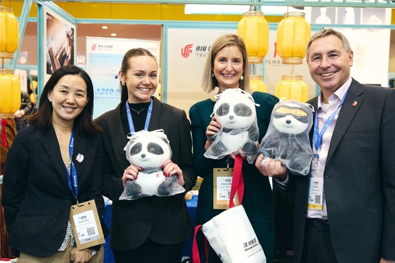 “中國(guó)館”展區(qū)現(xiàn)場(chǎng)洽談。 楊浩鵬攝