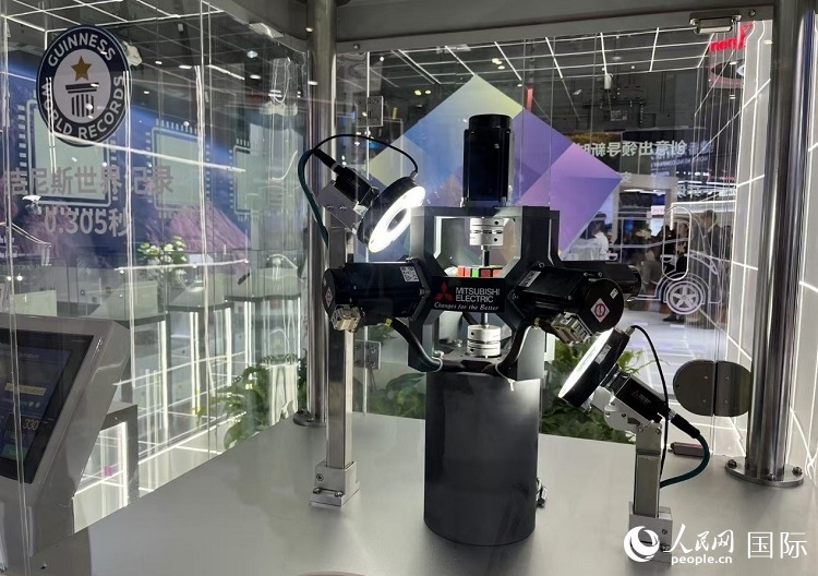 三菱電機(jī)開(kāi)發(fā)的魔方機(jī)器人是吉尼斯世界紀(jì)錄保持者。人民網(wǎng)記者 陳思攝