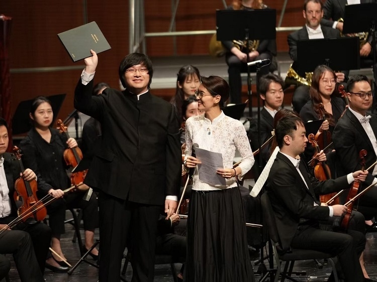 小澤征良向俞潞贈(zèng)送小澤征爾使用過(guò)的《第五交響曲》樂(lè)譜。演出方供圖