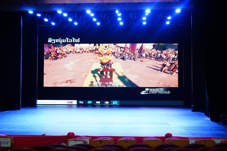 “露天電影院——中老優(yōu)秀電影巡映”首映式上放映老撾語配譯的中國動畫電影《雄獅少年》。主辦方供圖