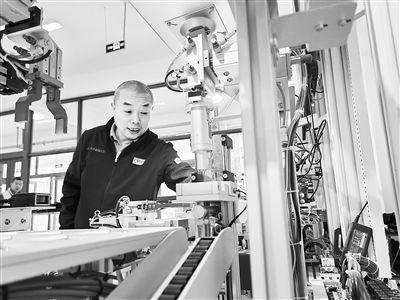 郭海青在檢查車床加工設(shè)備。 受訪者供圖