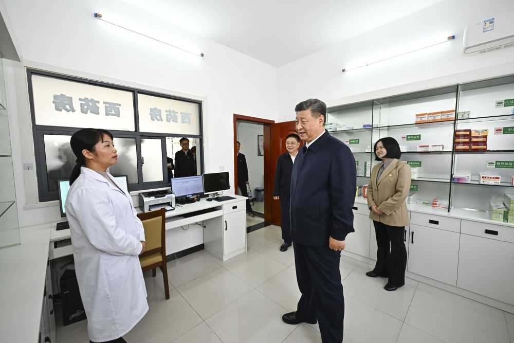 2024年11月5日，習近平在湖北省咸寧市嘉魚縣潘家灣鎮(zhèn)四邑村衛(wèi)生室考察。習近平指出：“要進一步加強黨建引領(lǐng)，抓住‘一老一小’這個重點，更加精準有效地為群眾排憂解難?！? width=