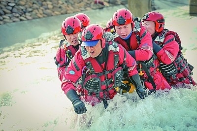  山東省日照市消防救援支隊消防員正在進行多人淺灘涉水橫渡訓(xùn)練。圖片由國家消防救援局提供
