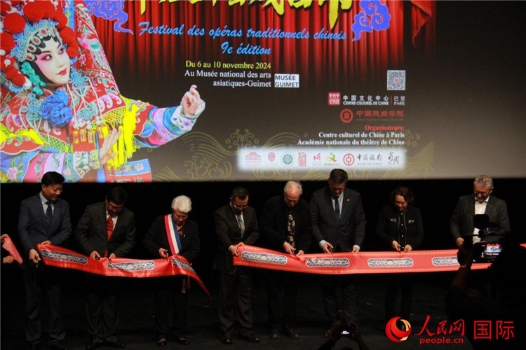 戲劇節(jié)開(kāi)幕剪彩。人民網(wǎng)記者 尚凱元攝