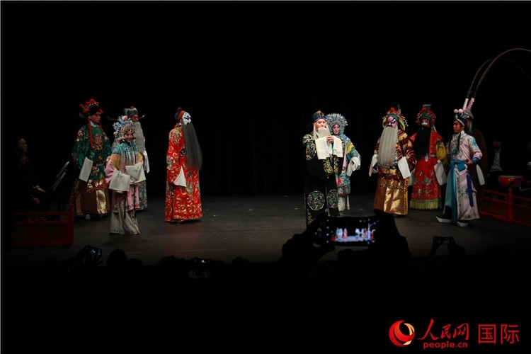 演員向觀眾謝幕。人民網(wǎng)記者 尚凱元攝