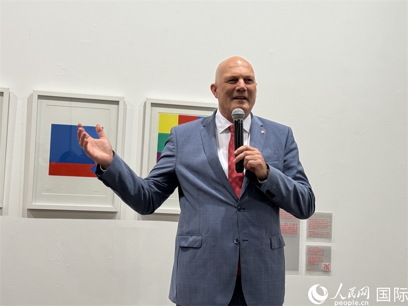 11月8日，瑞士駐華大使白瑞誼在“瑞士經(jīng)典設(shè)計(jì)展”開幕式上發(fā)表致辭。（人民網(wǎng) 謝瑩攝）