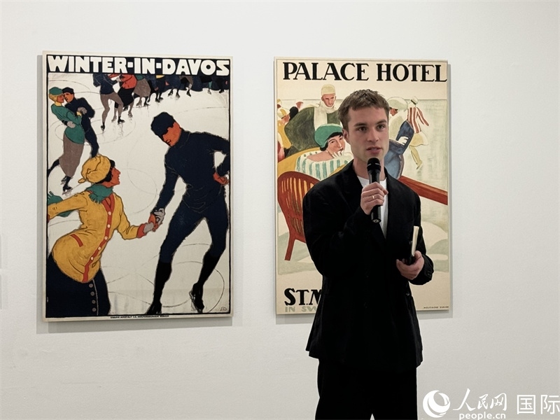 11月8日，“瑞士經(jīng)典設(shè)計(jì)展”策展人言照壁向與會嘉賓導(dǎo)覽。（人民網(wǎng) 謝瑩攝）