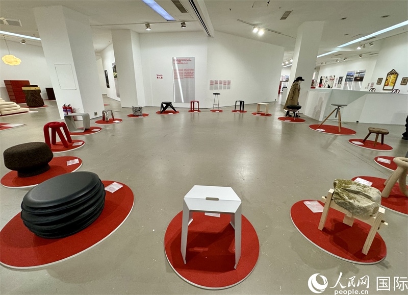 11月8日，瑞士經(jīng)典設(shè)計(jì)展現(xiàn)場。（人民網(wǎng) 謝瑩攝）