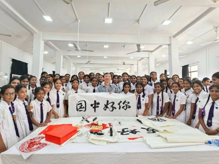 斯里蘭卡學(xué)生在系列活動(dòng)中學(xué)習(xí)中國書法。圖片由主辦方提供
