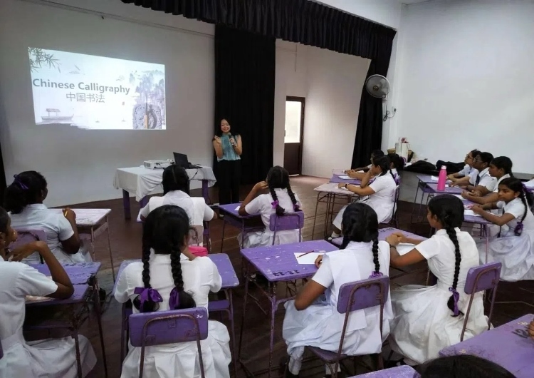 斯里蘭卡學(xué)生在系列活動(dòng)中學(xué)習(xí)中國書法。圖片由主辦方提供
