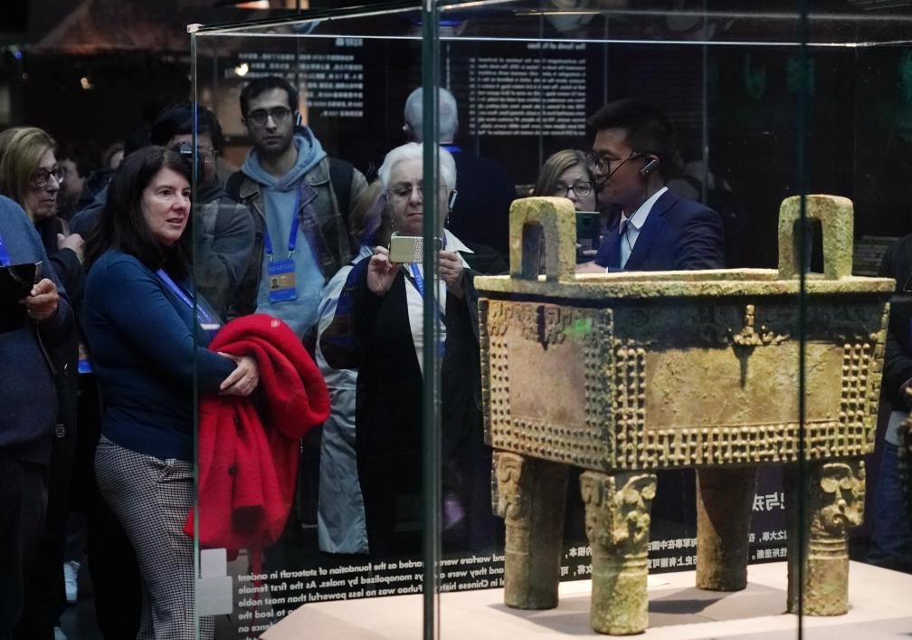 11月6日，中外嘉賓來(lái)到中國(guó)考古博物館參觀“考古與中華文明溯源展”。該展是本屆世界古典學(xué)大會(huì)推出的配套活動(dòng)之一。新華社記者 張晨霖 攝