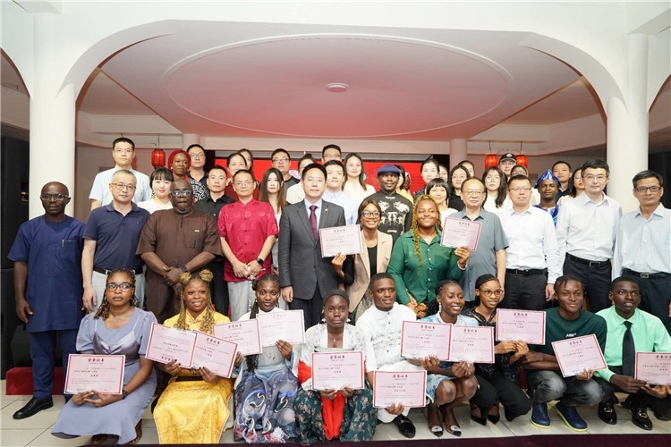 參賽選手與嘉賓合影留念。尼日利亞中國文化中心供圖