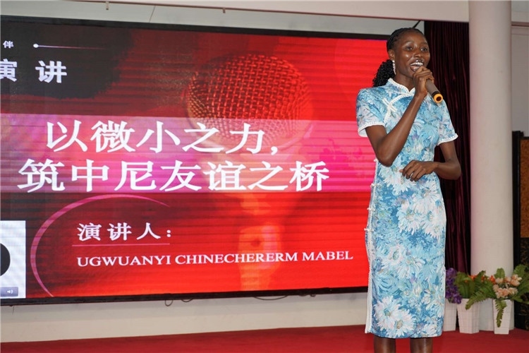 選手張佳寧演講中。尼日利亞中國文化中心供圖