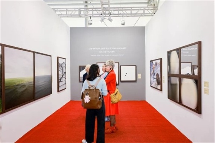 “我內(nèi)心的那個(gè)空從哪里來？從波濤、云朵和勇氣”西岸藝博會(huì)展覽現(xiàn)場(chǎng) 圖片由主辦方提供