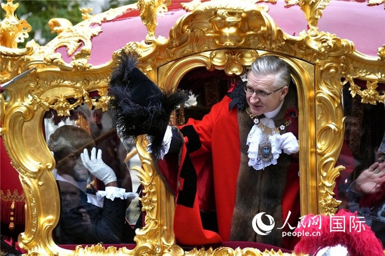 新任金融城市長(zhǎng)阿拉斯泰爾·金向人群致意。吳若鳴攝