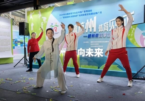 三位奧運(yùn)冠軍進(jìn)行陳式太極拳表演。 人民網(wǎng)記者 楊磊攝