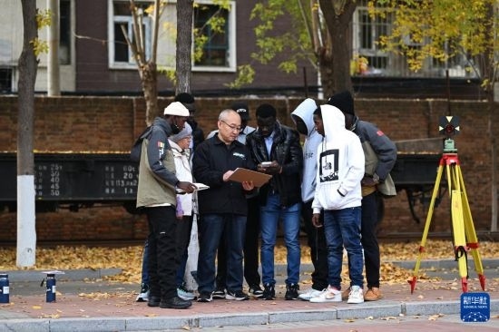 在天津鐵道職業(yè)技術(shù)學(xué)院，老師指導(dǎo)幾內(nèi)亞學(xué)員使用測(cè)距儀器（11月11日攝）。新華社記者 李然 攝