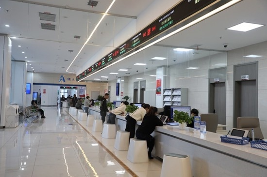 觀山湖區(qū)政務(wù)大廳窗口辦事忙。