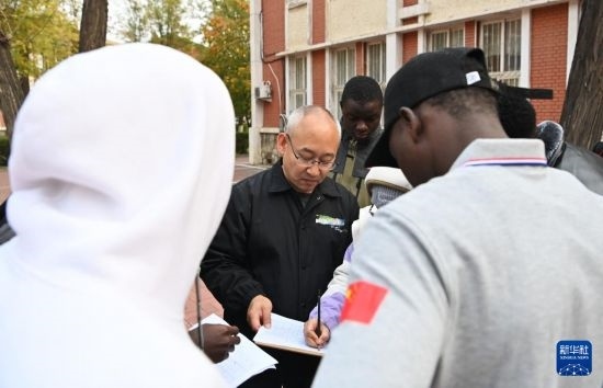 在天津鐵道職業(yè)技術(shù)學(xué)院，老師指導(dǎo)幾內(nèi)亞學(xué)員使用測(cè)距儀器（11月11日攝）。新華社記者 李然 攝