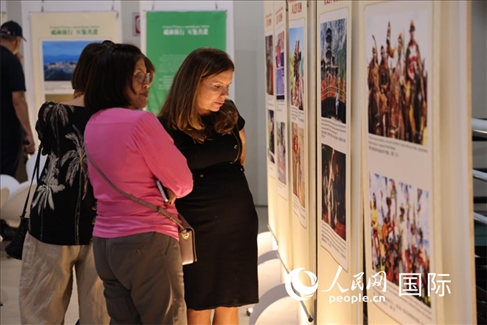 圖為當(dāng)?shù)赜^眾在圖片展現(xiàn)場欣賞作品，張志文攝