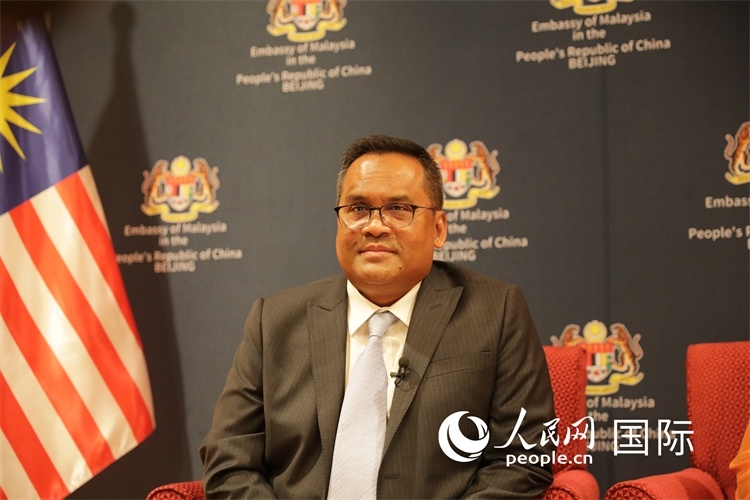 馬來(lái)西亞駐華大使諾曼在11月12日召開(kāi)的記者見(jiàn)面會(huì)上回答記者提問(wèn)。人民網(wǎng) 王婧攝