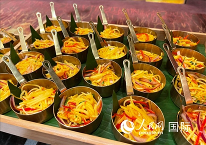 馬來(lái)西亞美食節(jié)現(xiàn)場(chǎng)準(zhǔn)備的美食。人民網(wǎng) 王婧攝