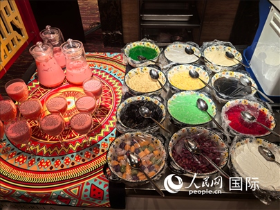 馬來(lái)西亞美食節(jié)現(xiàn)場(chǎng)準(zhǔn)備的美食。人民網(wǎng) 楊春燕攝