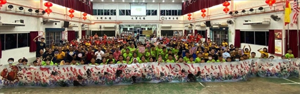 在工作坊導(dǎo)師的指導(dǎo)下，三校200余名學(xué)生共同完成了一幅長(zhǎng)達(dá)80尺的水墨畫作。主辦方供圖