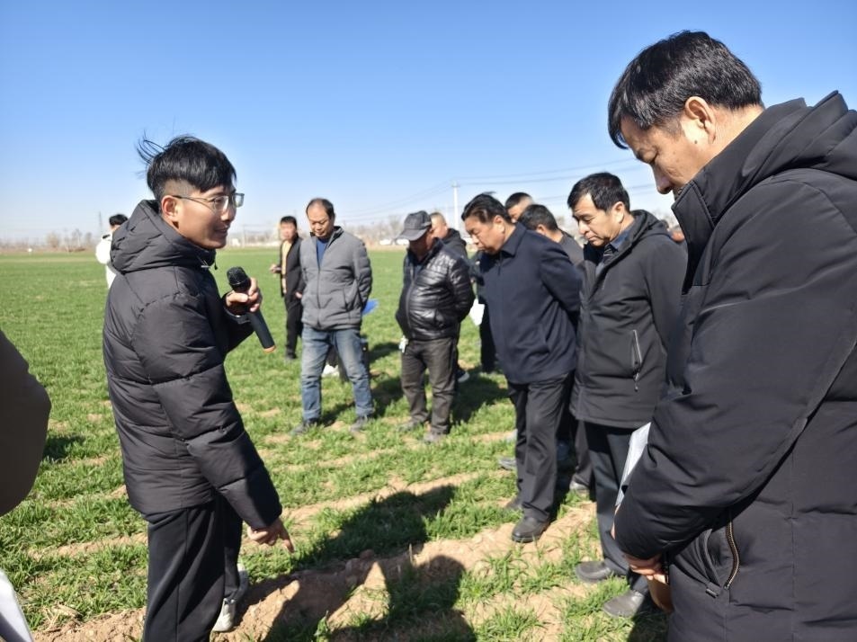 科技小院的“學(xué)生專(zhuān)家”（左一）。受訪者供圖