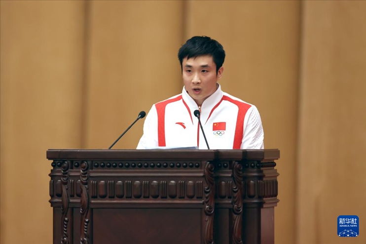 11月15日，跳水運(yùn)動(dòng)員曹緣在報(bào)告會(huì)上發(fā)言。新華社記者 李明 攝