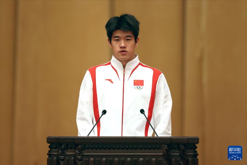 11月15日，游泳運(yùn)動(dòng)員潘展樂在報(bào)告會(huì)上發(fā)言。新華社記者 李明 攝