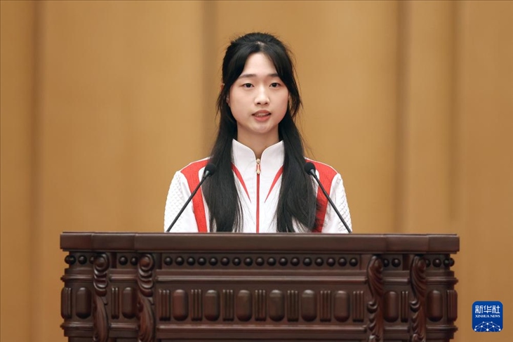 11月15日，射擊運(yùn)動(dòng)員黃雨婷在報(bào)告會(huì)上發(fā)言。新華社記者 李明 攝