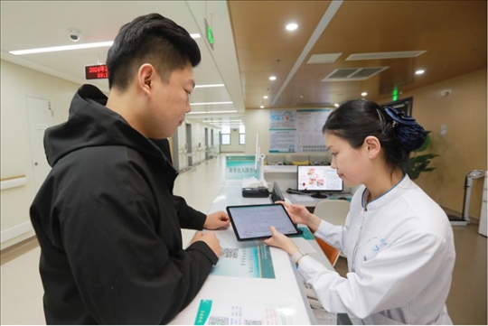 患者在護(hù)士站為家屬辦理床旁出院手續(xù)。圖片來(lái)源：山東第一醫(yī)科大學(xué)第二附屬醫(yī)院