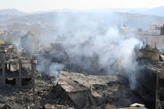 這是10月16日在黎巴嫩南部城鎮(zhèn)加納拍攝的遭摧毀的建筑。新華社發(fā)（阿里·哈希紹攝）