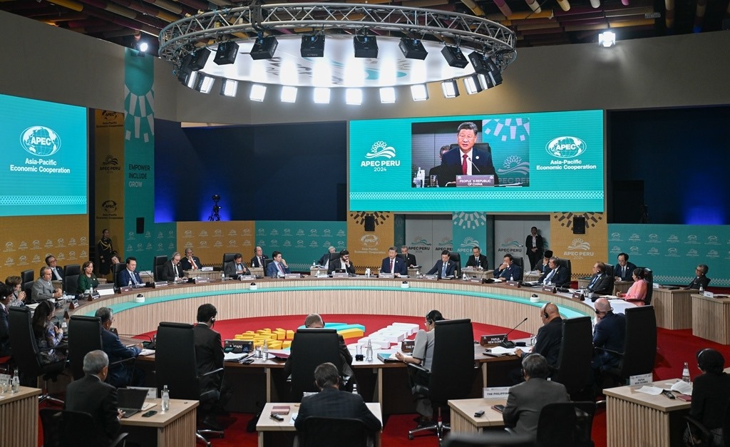 當(dāng)?shù)貢r(shí)間11月16日上午，亞太經(jīng)合組織第三十一次領(lǐng)導(dǎo)人非正式會(huì)議在秘魯利馬會(huì)議中心舉行。國家主席習(xí)近平出席會(huì)議并發(fā)表題為《共擔(dān)時(shí)代責(zé)任 共促亞太發(fā)展》的重要講話。新華社記者 謝環(huán)馳 攝