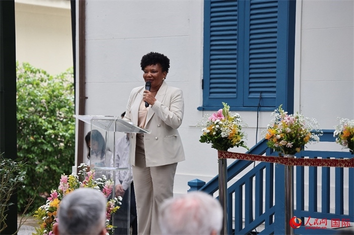 巴西文化部部長梅內(nèi)塞斯在開園儀式上發(fā)表致辭。人民網(wǎng)記者 張志文攝