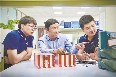 中北大學(xué)極端環(huán)境特種傳感與測試創(chuàng)新研究團(tuán)隊(duì)成員正在圍繞近期發(fā)射任務(wù)進(jìn)行產(chǎn)品研發(fā)。受訪單位供圖