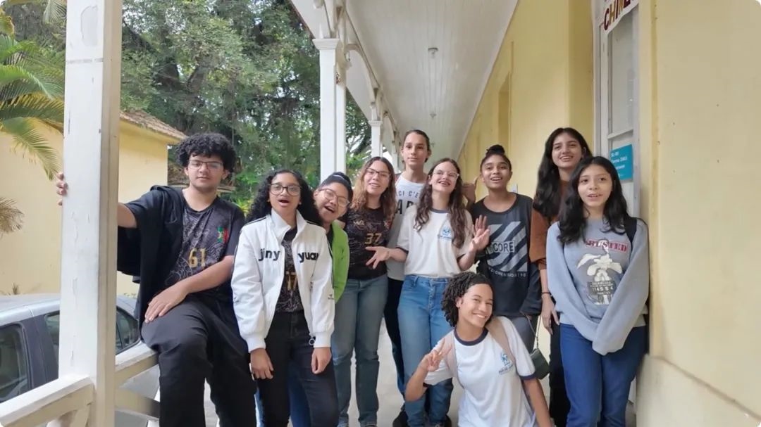 學(xué)生們用中文跟島叔問好。作者供圖