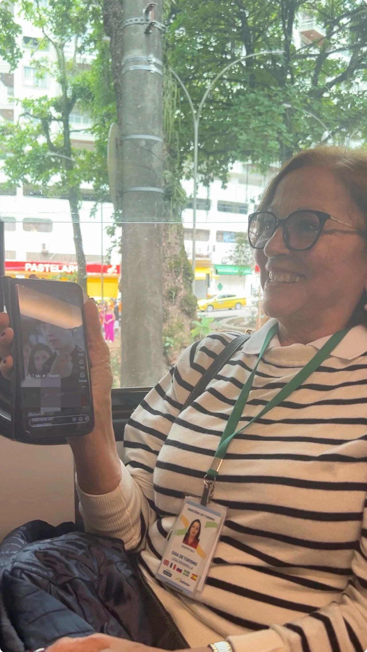 當(dāng)?shù)厝讼驆u叔展示中國網(wǎng)劇。作者供圖