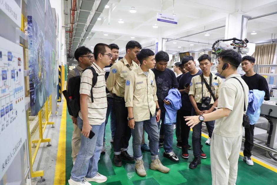 來(lái)華留學(xué)生在工程實(shí)踐中心上課。教育部職業(yè)教育與成人教育司供圖