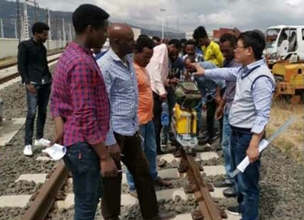 山東職業(yè)學(xué)院開(kāi)展亞吉鐵路運(yùn)營(yíng)技術(shù)培訓(xùn)。教育部職業(yè)教育與成人教育司供圖